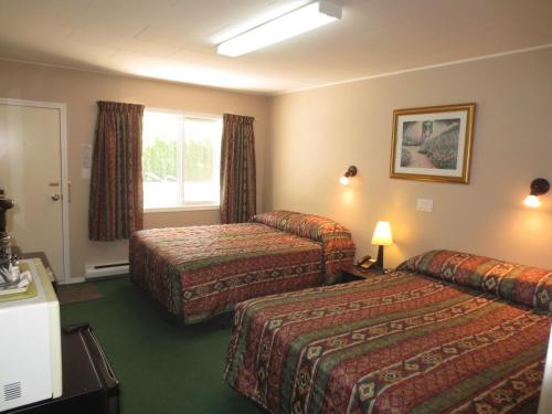 A bed or beds in a room at Overlander Motel