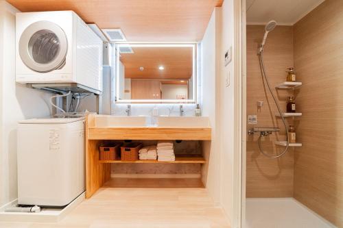 Kagurazaka SAIEI HOTEL 201 ,10 minutes by subway to Ginza , 15 minutes to Shinjuku , Ikebukuro , features 2 bedrooms, a living room, and 4 beds
