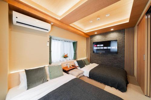 Kagurazaka SAIEI HOTEL 201 ,10 minutes by subway to Ginza , 15 minutes to Shinjuku , Ikebukuro , features 2 bedrooms, a living room, and 4 beds