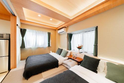 Kagurazaka SAIEI HOTEL 201 ,10 minutes by subway to Ginza , 15 minutes to Shinjuku , Ikebukuro , features 2 bedrooms, a living room, and 4 beds