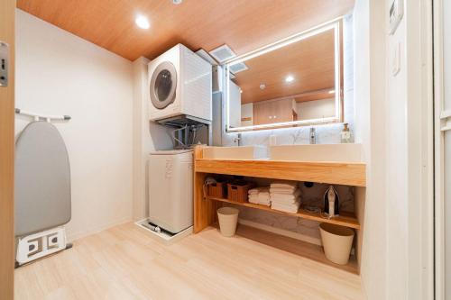 Kagurazaka SAIEI HOTEL 201 ,10 minutes by subway to Ginza , 15 minutes to Shinjuku , Ikebukuro , features 2 bedrooms, a living room, and 4 beds