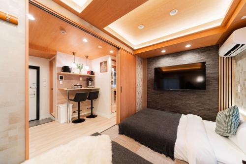 Kagurazaka SAIEI HOTEL 202 ,10 minutes by subway to Ginza , 15 minutes to Shinjuku , Ikebukuro , features 2 bedrooms, a living room, and 3 beds