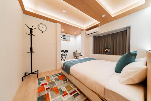 Kagurazaka SAIEI HOTEL 202 ,10 minutes by subway to Ginza , 15 minutes to Shinjuku , Ikebukuro , features 2 bedrooms, a living room, and 3 beds