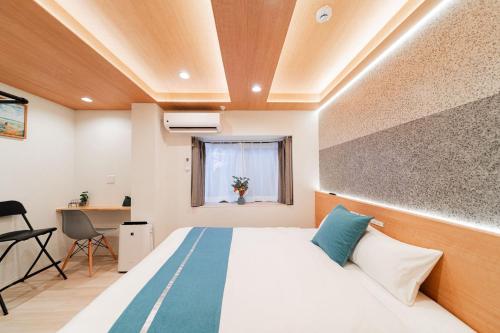 Kagurazaka SAIEI HOTEL 202 ,10 minutes by subway to Ginza , 15 minutes to Shinjuku , Ikebukuro , features 2 bedrooms, a living room, and 3 beds