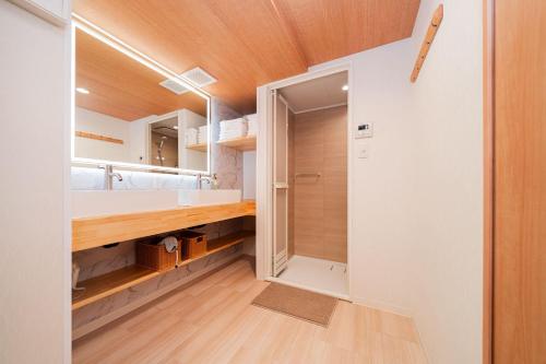 Kagurazaka SAIEI HOTEL 202 ,10 minutes by subway to Ginza , 15 minutes to Shinjuku , Ikebukuro , features 2 bedrooms, a living room, and 3 beds