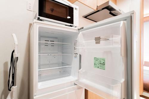 Kagurazaka SAIEI HOTEL 301 ,10 minutes by subway to Ginza , 15 minutes to Shinjuku , Ikebukuro , features 2 bedrooms, a living room, and 4 beds