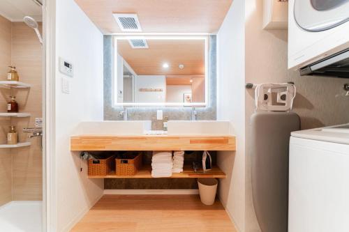 Kagurazaka SAIEI HOTEL 301 ,10 minutes by subway to Ginza , 15 minutes to Shinjuku , Ikebukuro , features 2 bedrooms, a living room, and 4 beds