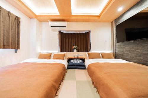 Kagurazaka SAIEI HOTEL 301 ,10 minutes by subway to Ginza , 15 minutes to Shinjuku , Ikebukuro , features 2 bedrooms, a living room, and 4 beds