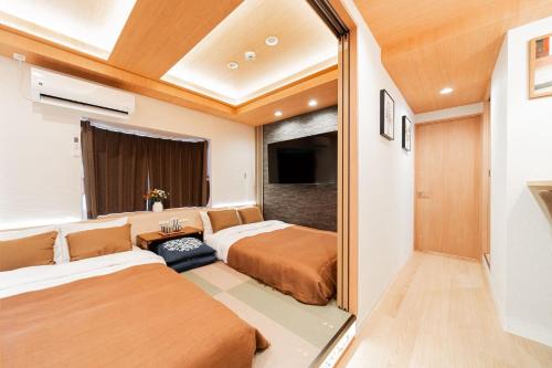 Kagurazaka SAIEI HOTEL 301 ,10 minutes by subway to Ginza , 15 minutes to Shinjuku , Ikebukuro , features 2 bedrooms, a living room, and 4 beds