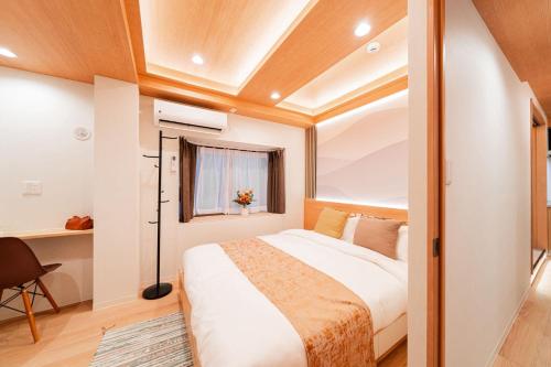 Kagurazaka SAIEI HOTEL 302 ,10 minutes by subway to Ginza , 15 minutes to Shinjuku , Ikebukuro , features 2 bedrooms, a living room, and 3 beds