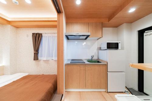 Kagurazaka SAIEI HOTEL 302 ,10 minutes by subway to Ginza , 15 minutes to Shinjuku , Ikebukuro , features 2 bedrooms, a living room, and 3 beds