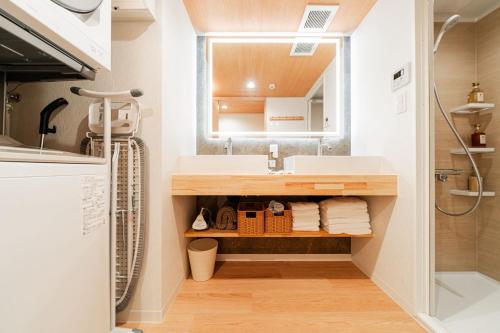 Kagurazaka SAIEI HOTEL 302 ,10 minutes by subway to Ginza , 15 minutes to Shinjuku , Ikebukuro , features 2 bedrooms, a living room, and 3 beds