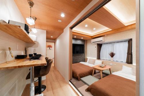 Kagurazaka SAIEI HOTEL 302 ,10 minutes by subway to Ginza , 15 minutes to Shinjuku , Ikebukuro , features 2 bedrooms, a living room, and 3 beds