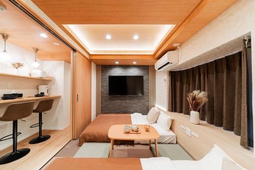 Kagurazaka SAIEI HOTEL 302 ,10 minutes by subway to Ginza , 15 minutes to Shinjuku , Ikebukuro , features 2 bedrooms, a living room, and 3 beds