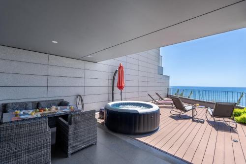 Over the Cliff - Jacuzzi Sea View by LovelyStay