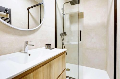 Luxury Paris Duplex 2BDR-6P - Bath and Billard