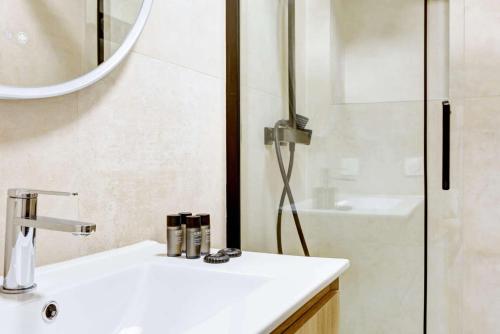 Luxury Paris Duplex 2BDR-6P - Bath and Billard