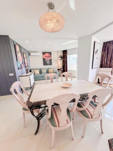 Cozy Designer Apartment with pool