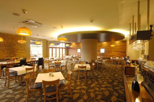 a dining room with tables and chairs in a restaurant at The Formby Hotel in Devonport