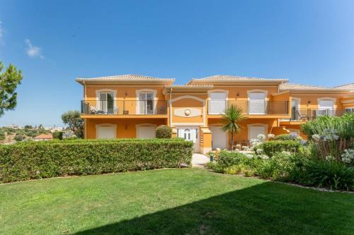 Boavista Lakeview | Golf & Pool Retreat