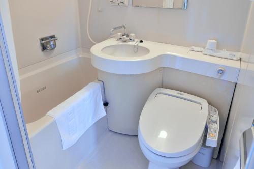 ein kleines Bad mit WC und Waschbecken in der Unterkunft Yawatajuku Dai-ichi Hotel in Ichihara