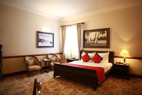 Sammy Dalat Hotel في دالات: غرفه فندقيه بسرير ونافذه