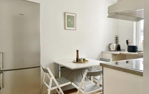 Central Rooftop Apartment with Balcony & Free Parking