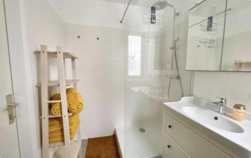 Central Rooftop Apartment with Balcony & Free Parking