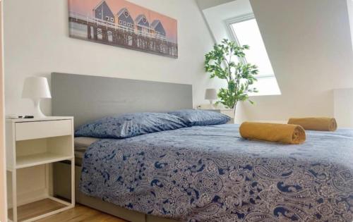 Central Rooftop Apartment with Balcony & Free Parking