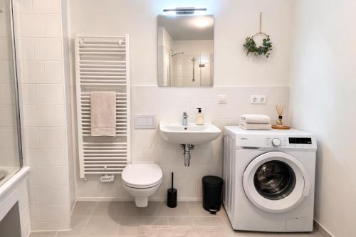 Modern Stylish Apartment with Balcony & Free Parking