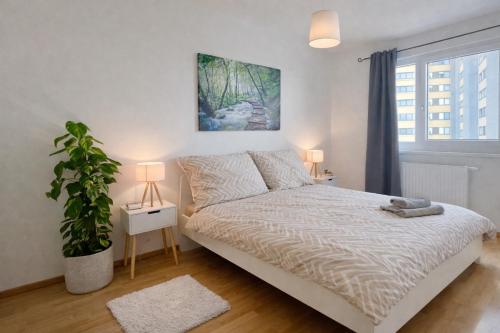 Modern Stylish Apartment with Balcony & Free Parking