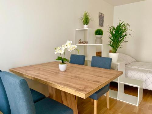 Modern Stylish Apartment with Balcony & Free Parking
