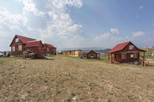un grupo de pequeñas casas en un campo en Azatey Guest House, en Sakhyurta