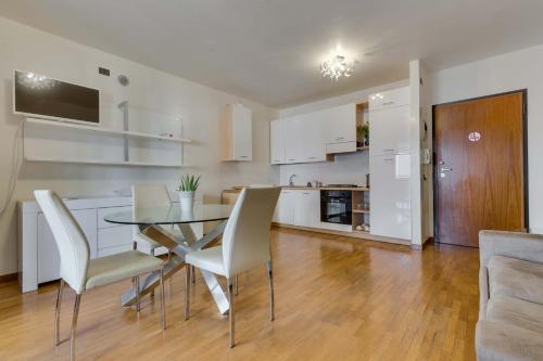 a kitchen and dining room with a table and chairs at Quartiere Padova 2000 in Padova