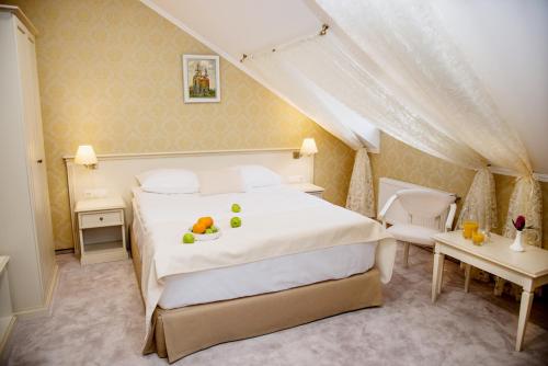 Pletnevskiy Inn tesisinde bir odada yatak veya yataklar