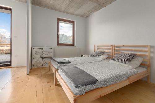 1 dormitorio con 2 camas y ventana grande en Nature apartment Kersnik, en Bohinj