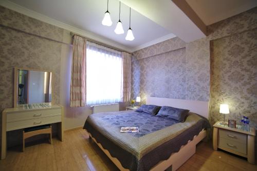 Tanan Center Serviced Apartments tesisinde bir odada yatak veya yataklar