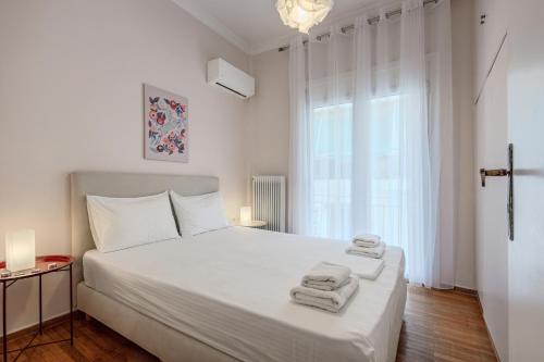 Piraeus Pasalimani Veranda for up to 6, near metro