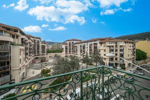 3BR Duplex for 6 - Nice Port Quarter | By Airnest