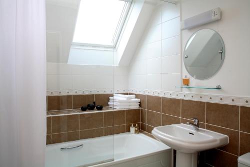 a bathroom with a sink and a mirror at Basingstoke Apartments - Westlands House, City Centre, Home-From-Home in Basingstoke