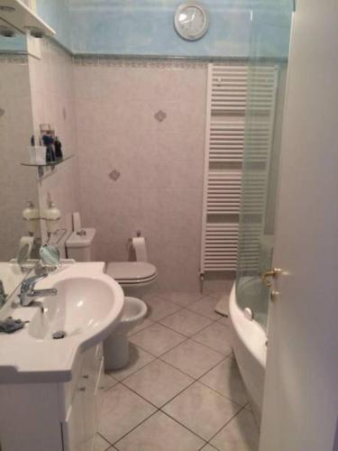 La salle de bains est pourvue d'un lavabo, de toilettes et d'une baignoire. dans l'établissement A Casa di Andrea, à Ceparana