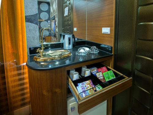 龍潭区にあるLai Yin Motelのバスルーム(シンク、食料品付きカウンター付)