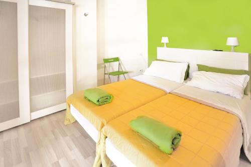 ein Schlafzimmer mit einem großen Bett mit zwei grünen Kissen darauf in der Unterkunft Il Soffio Di Eolo in Popoli