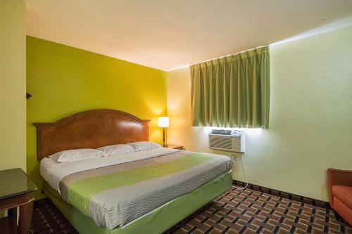 Katil atau katil-katil dalam bilik di Savannah Garden Inn