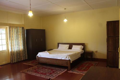 a bedroom with a bed in a room at Sirukundra Garden Bungalow in Vālpārai