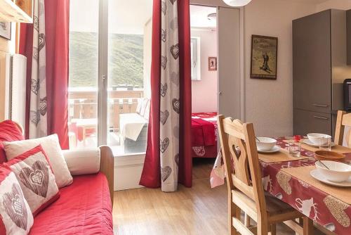 Résidence Ski Soleil - Appartement confortable avec terrasse · Départ ski aux pieds MAE-1234