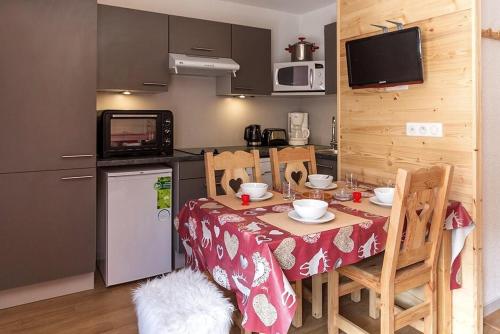 Résidence Ski Soleil - Appartement confortable avec terrasse · Départ ski aux pieds MAE-1234
