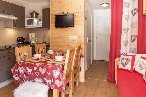 Résidence Ski Soleil - Appartement confortable avec terrasse · Départ ski aux pieds MAE-1234