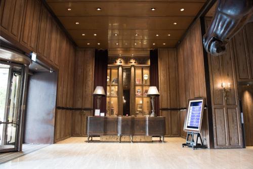 a lobby with a desk in the middle of a building at Palais de Chine Hotel in Taipei