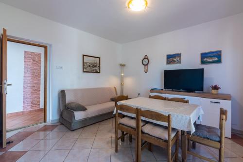 Apartments with parking space Novi Vinodolski - 2416